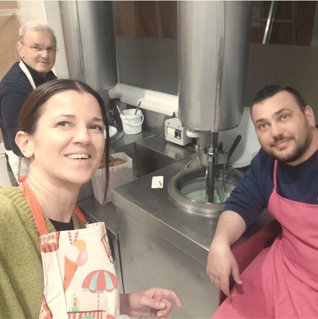 Elaboración artesanal del helado en Heladería Capri